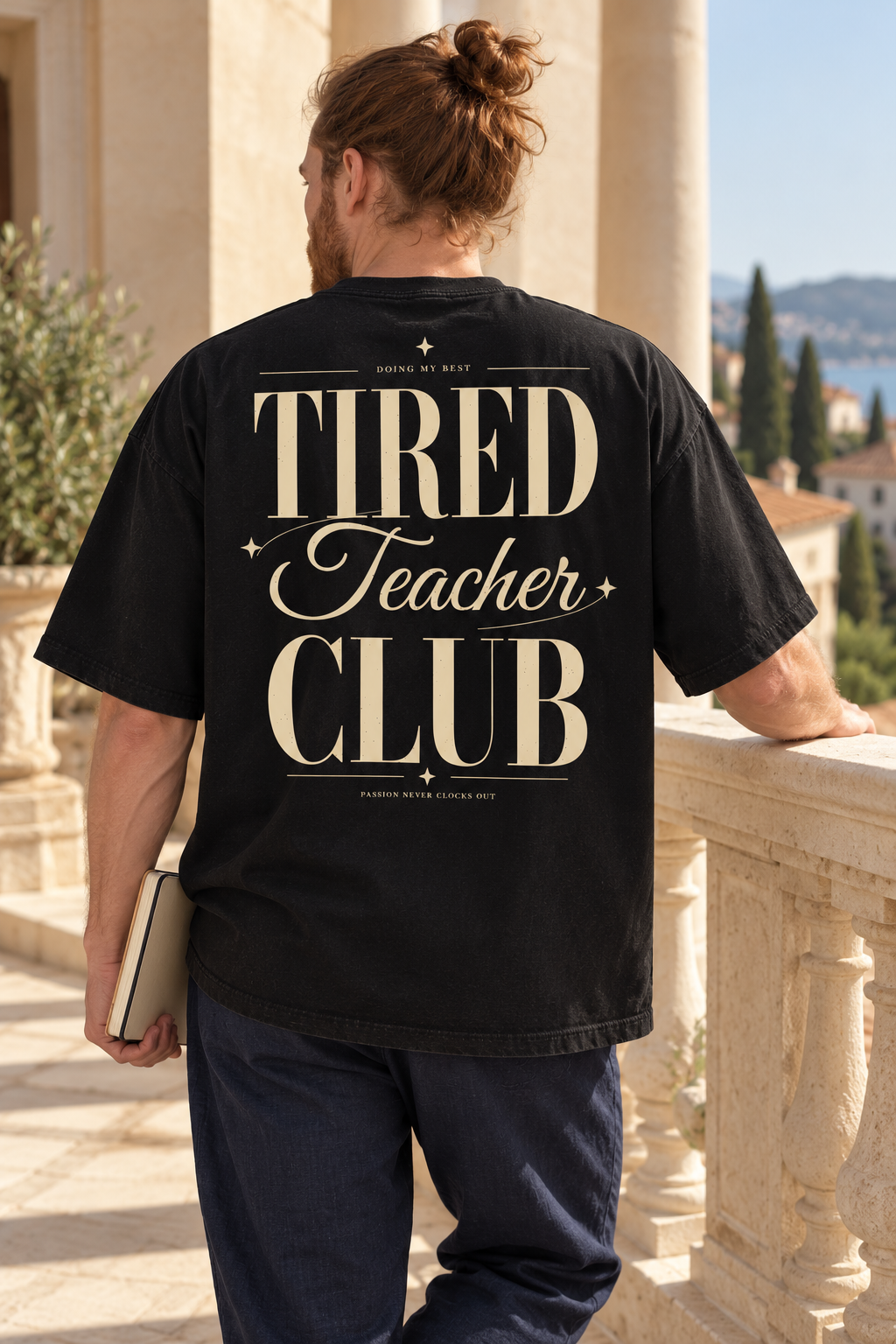 Tired Teacher Club — T-shirt porté de dos