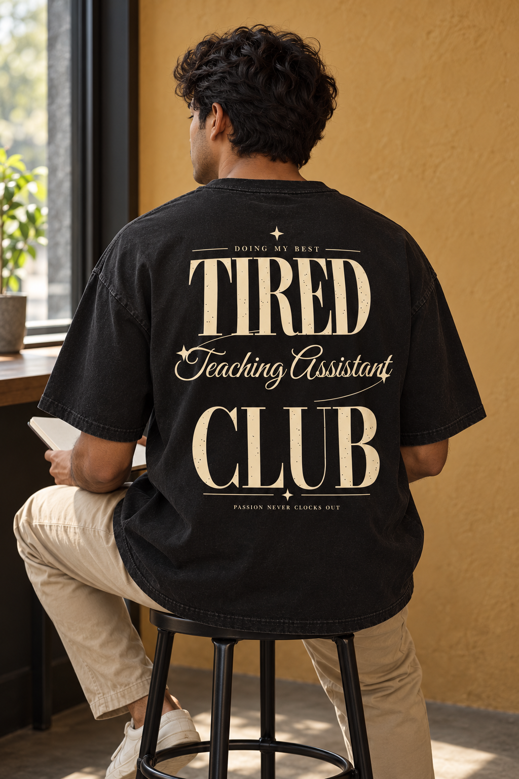 Tired Teaching Assistant Club — T-shirt porté de dos