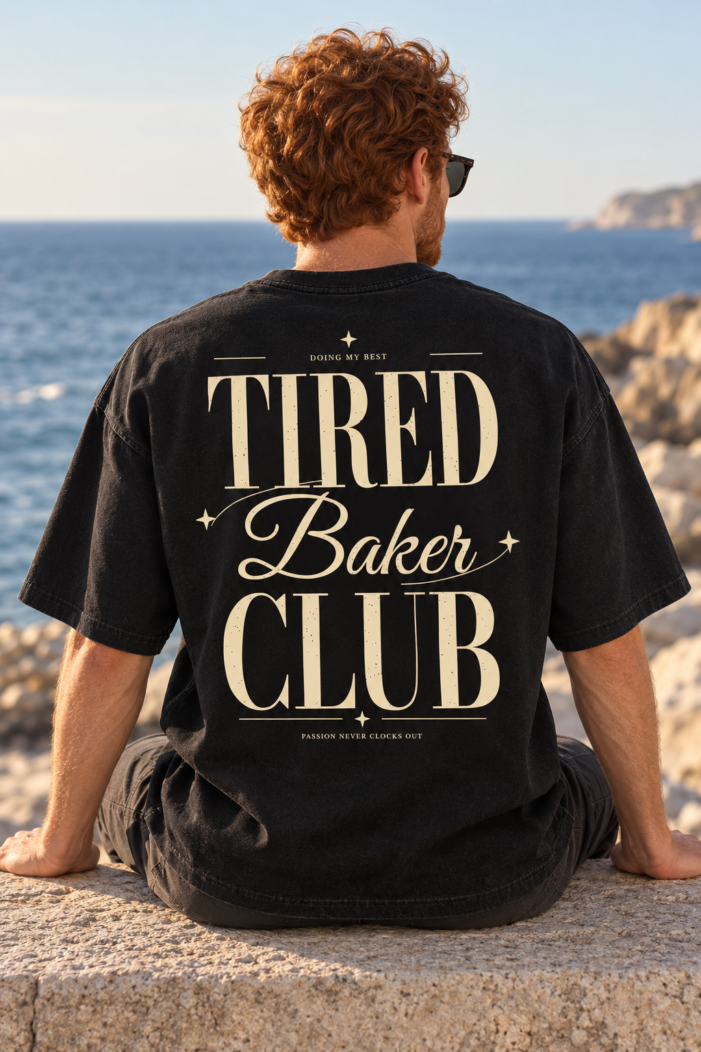 Tired Baker Club — T-shirt noir porté de dos, mockup lifestyle