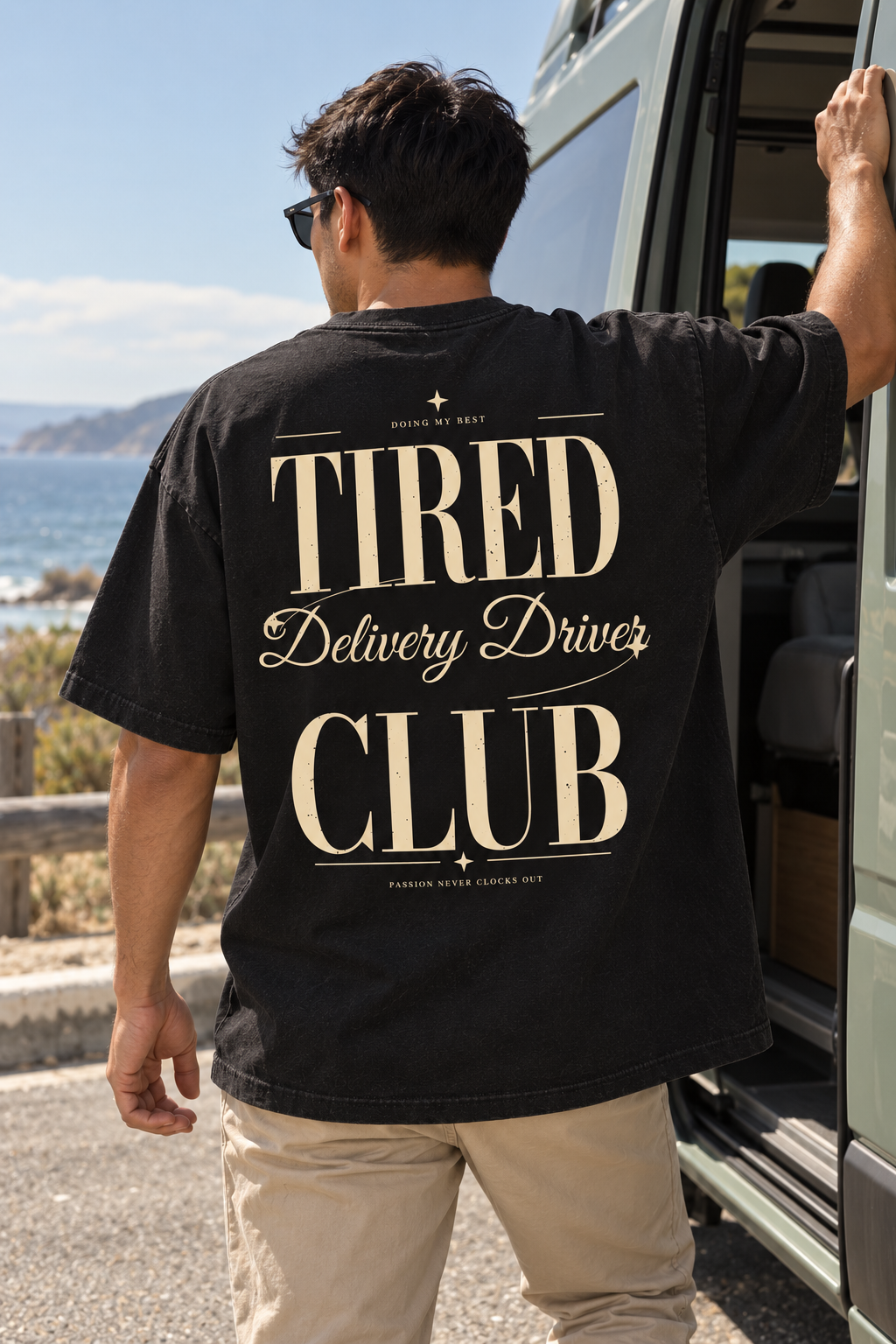 Tired Delivery Driver Club — T-shirt noir porté de dos, mockup lifestyle
