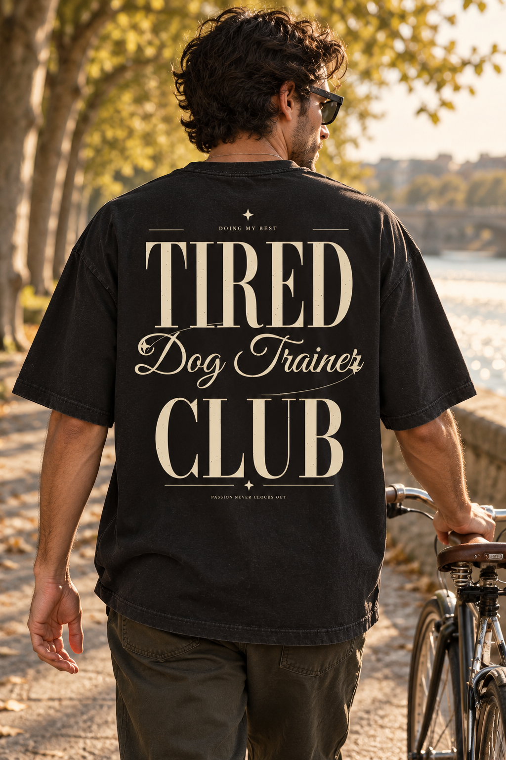 Tired Dog Trainer Club — T-shirt noir porté de dos, mockup lifestyle