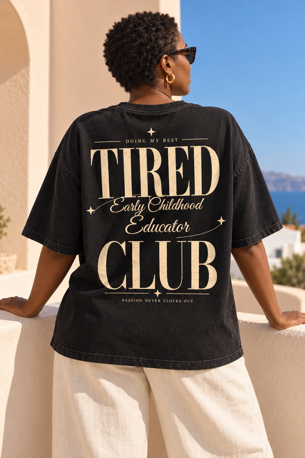 Tired Early Childhood Educator Club — T-shirt noir porté de dos, mockup lifestyle