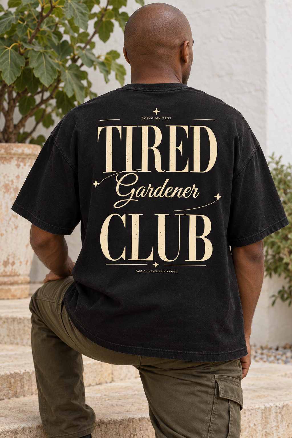 Tired Gardener Club — T-shirt noir porté de dos, mockup lifestyle