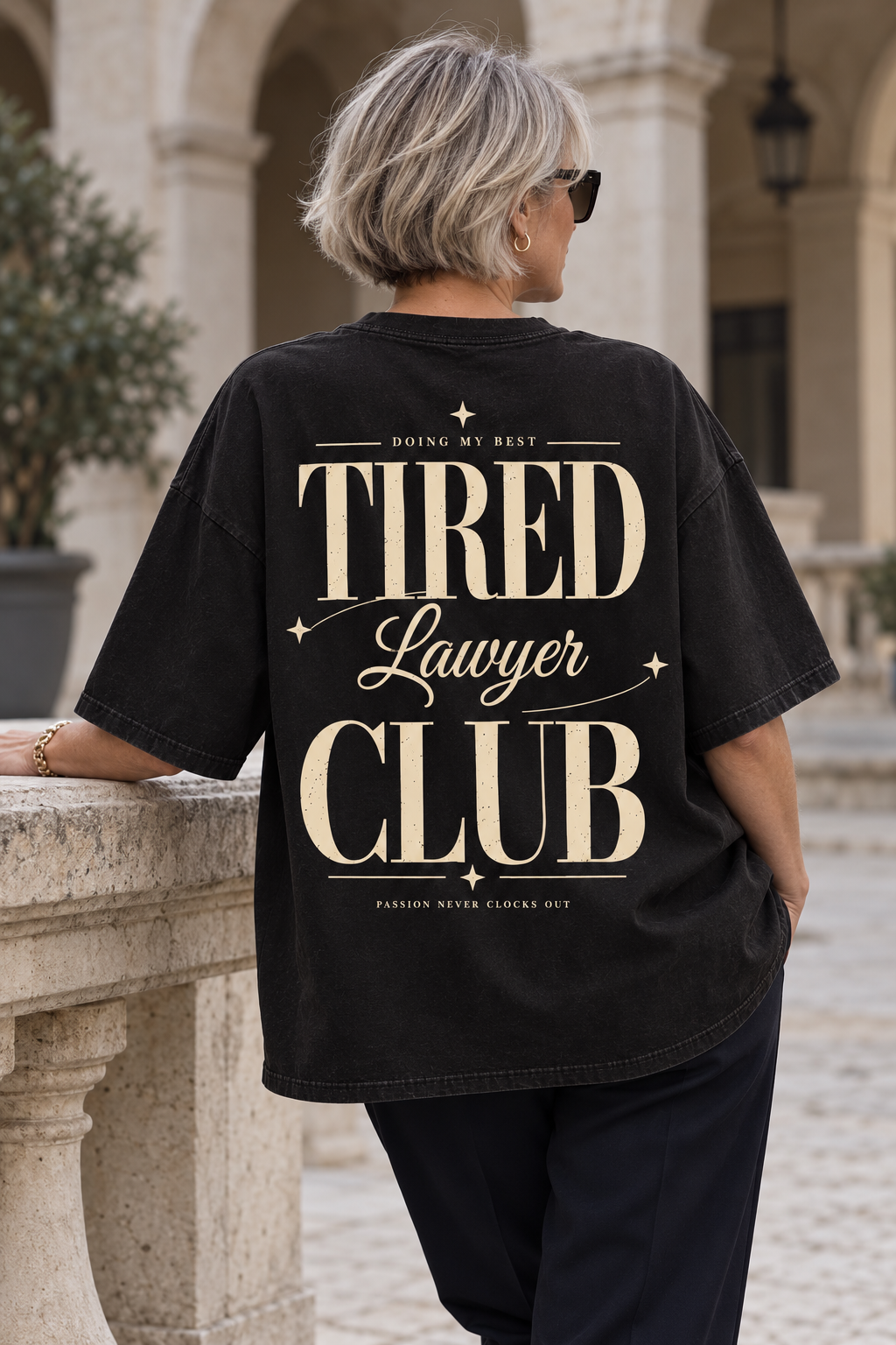 Tired Lawyer Club — T-shirt noir porté de dos, mockup lifestyle