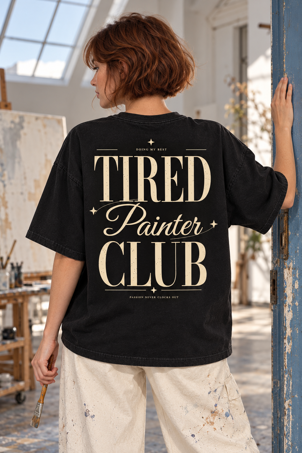 Tired Painter Club — T-shirt noir porté de dos, mockup lifestyle