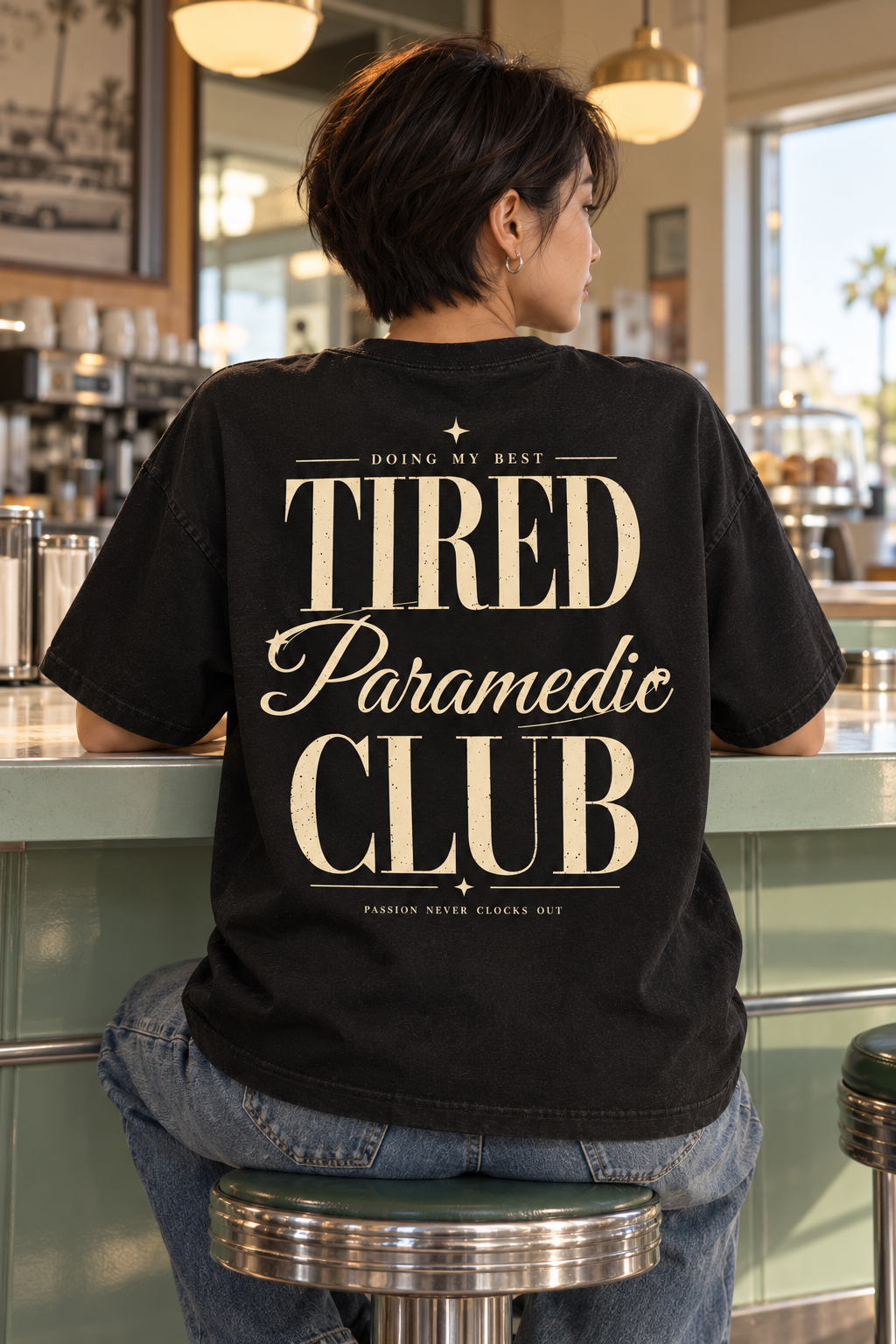 Tired Paramedic Club — T-shirt noir porté de dos, mockup lifestyle