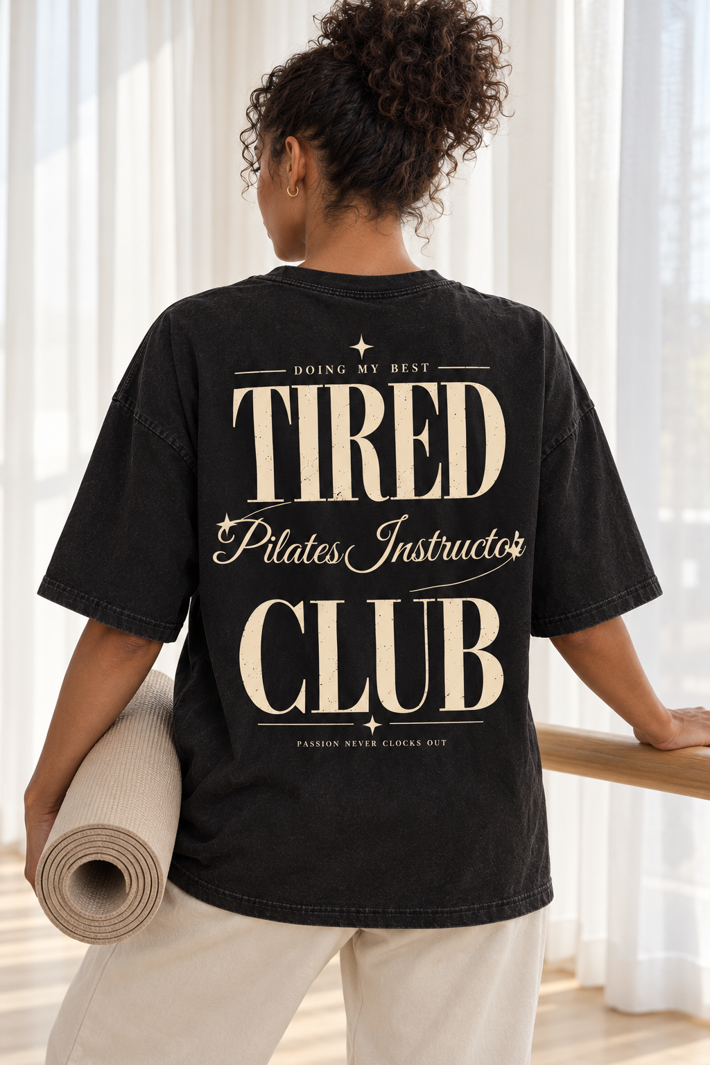 Tired Pilates Instructor Club — T-shirt noir porté de dos, mockup lifestyle