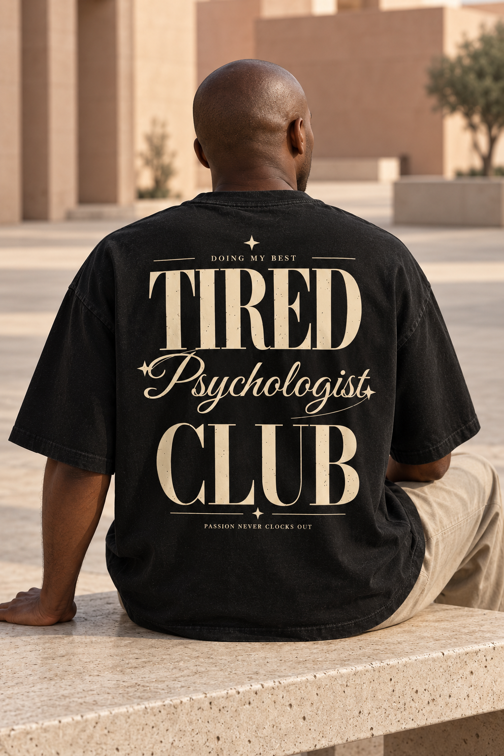 Tired Psychologist Club — T-shirt noir porté de dos, mockup lifestyle