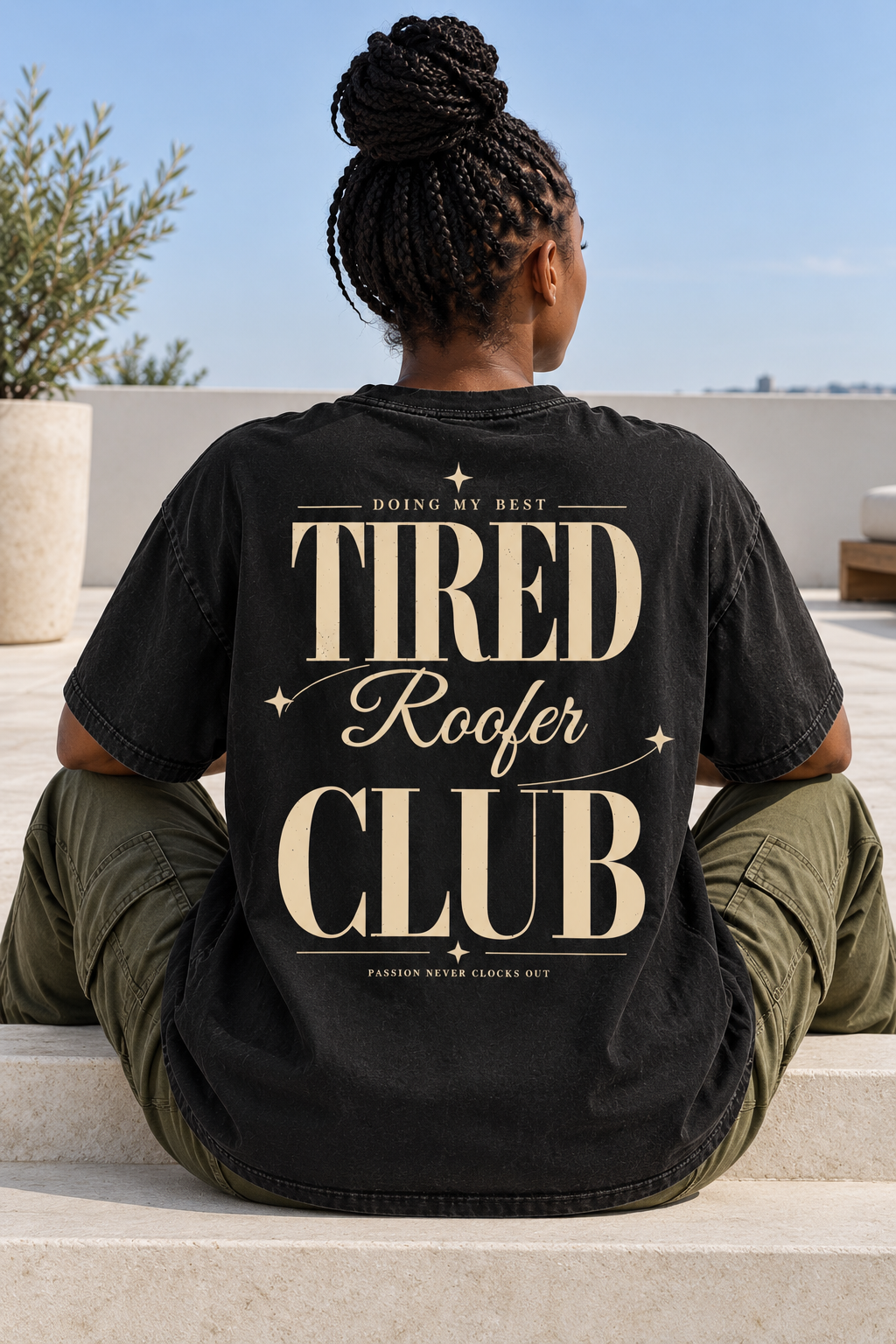Tired Roofer Club — T-shirt noir porté de dos, mockup lifestyle