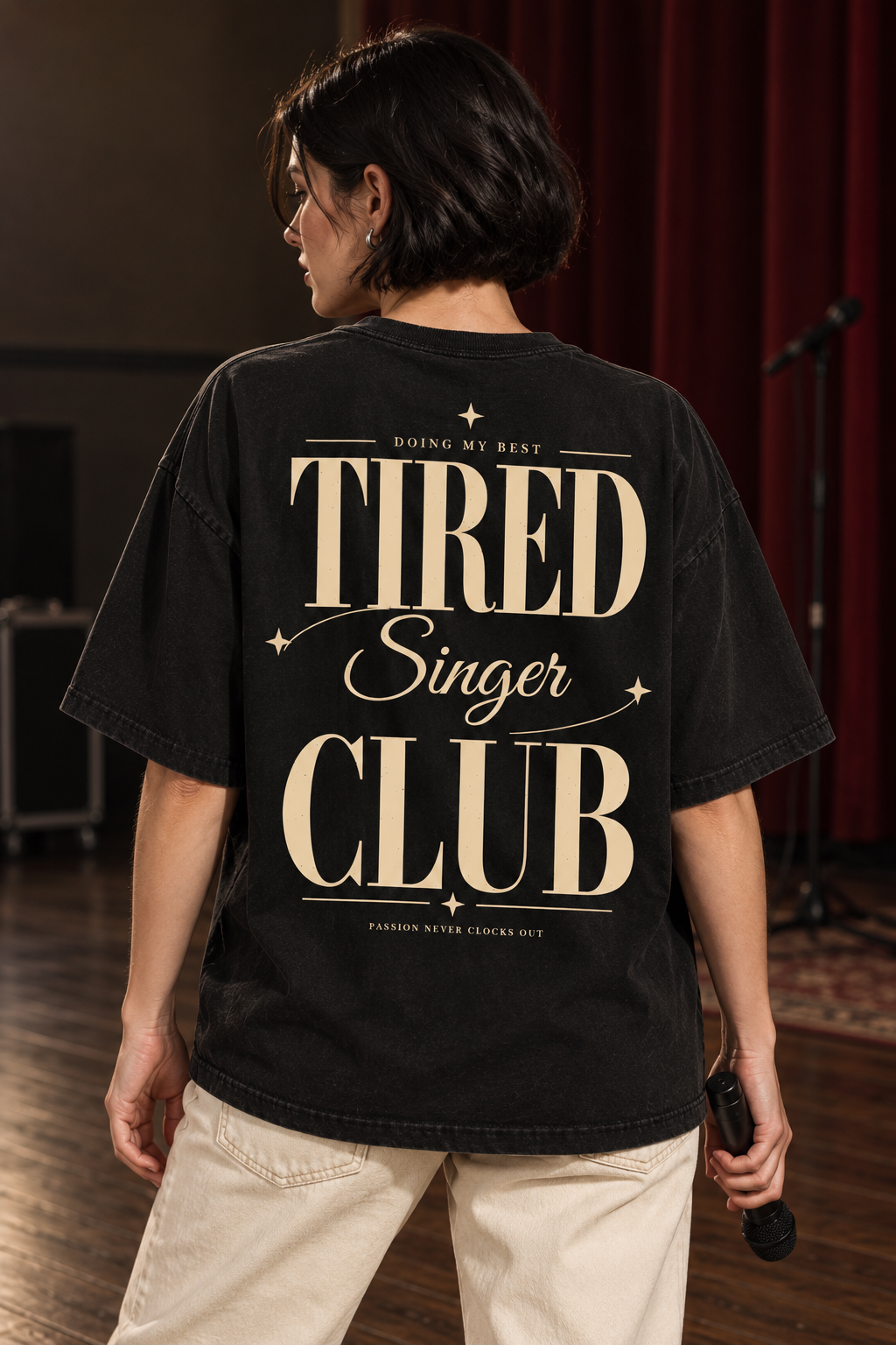 Tired Singer Club — T-shirt noir porté de dos, mockup lifestyle