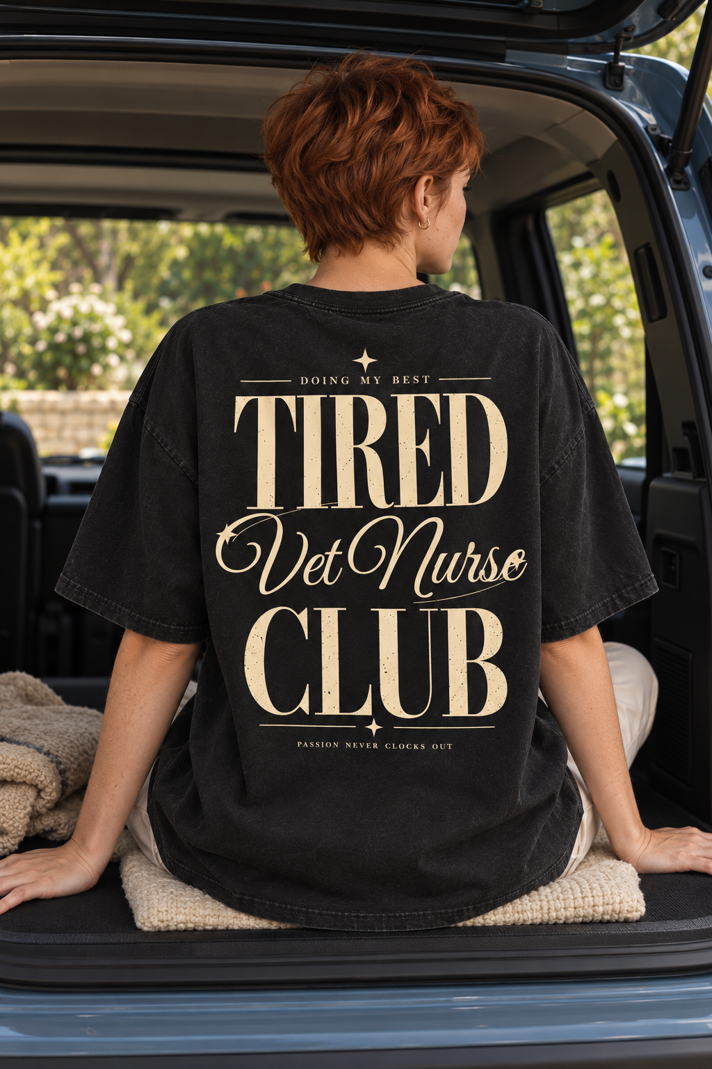 Tired Vet Nurse Club — T-shirt noir porté de dos, mockup lifestyle