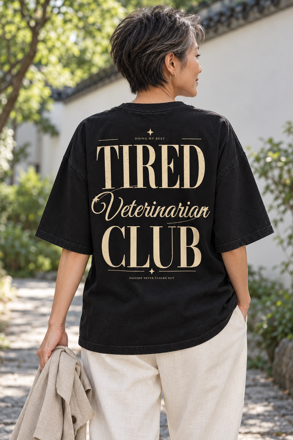 Tired Veterinarian Club — T-shirt porté de dos