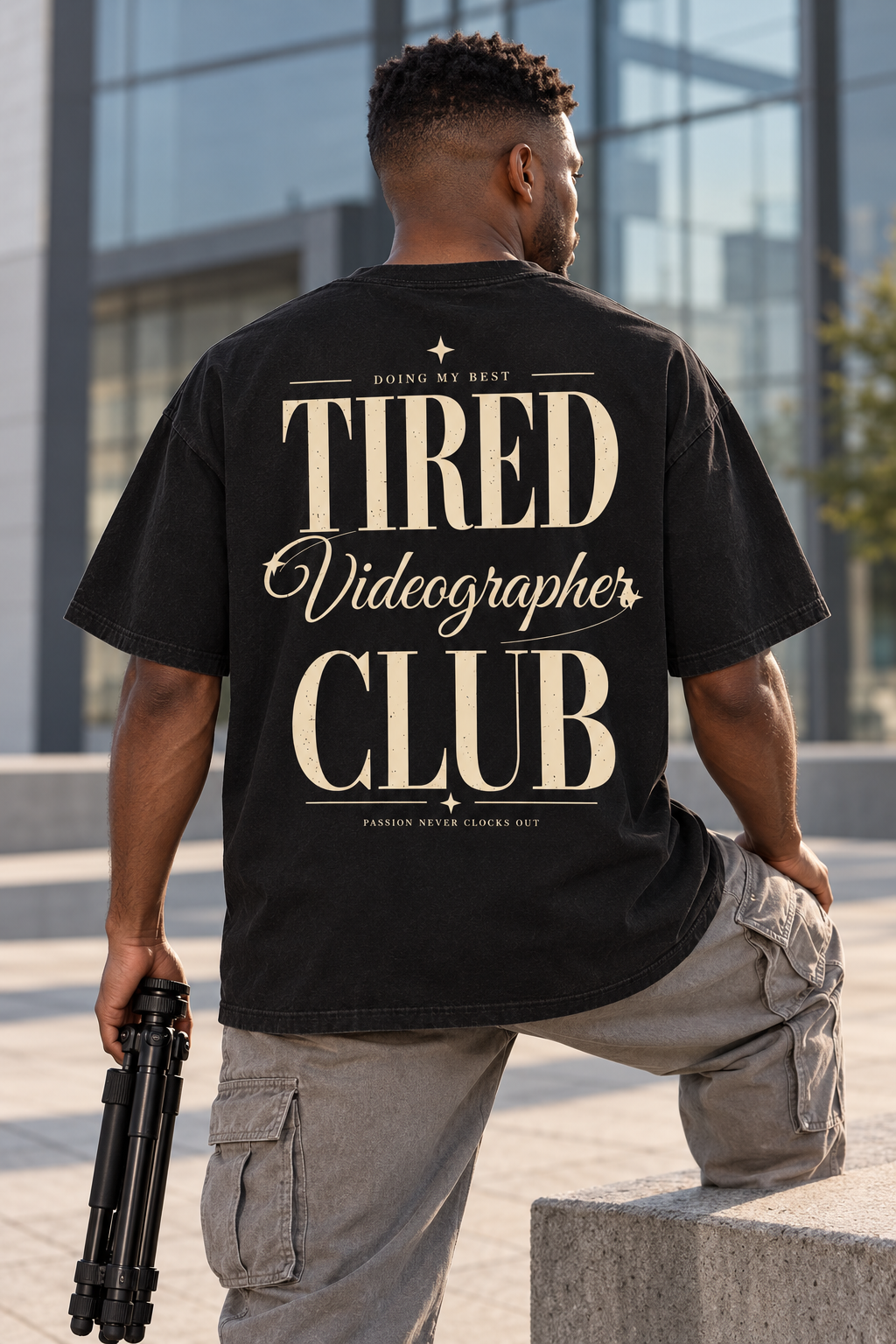 Tired Videographer Club — T-shirt porté de dos
