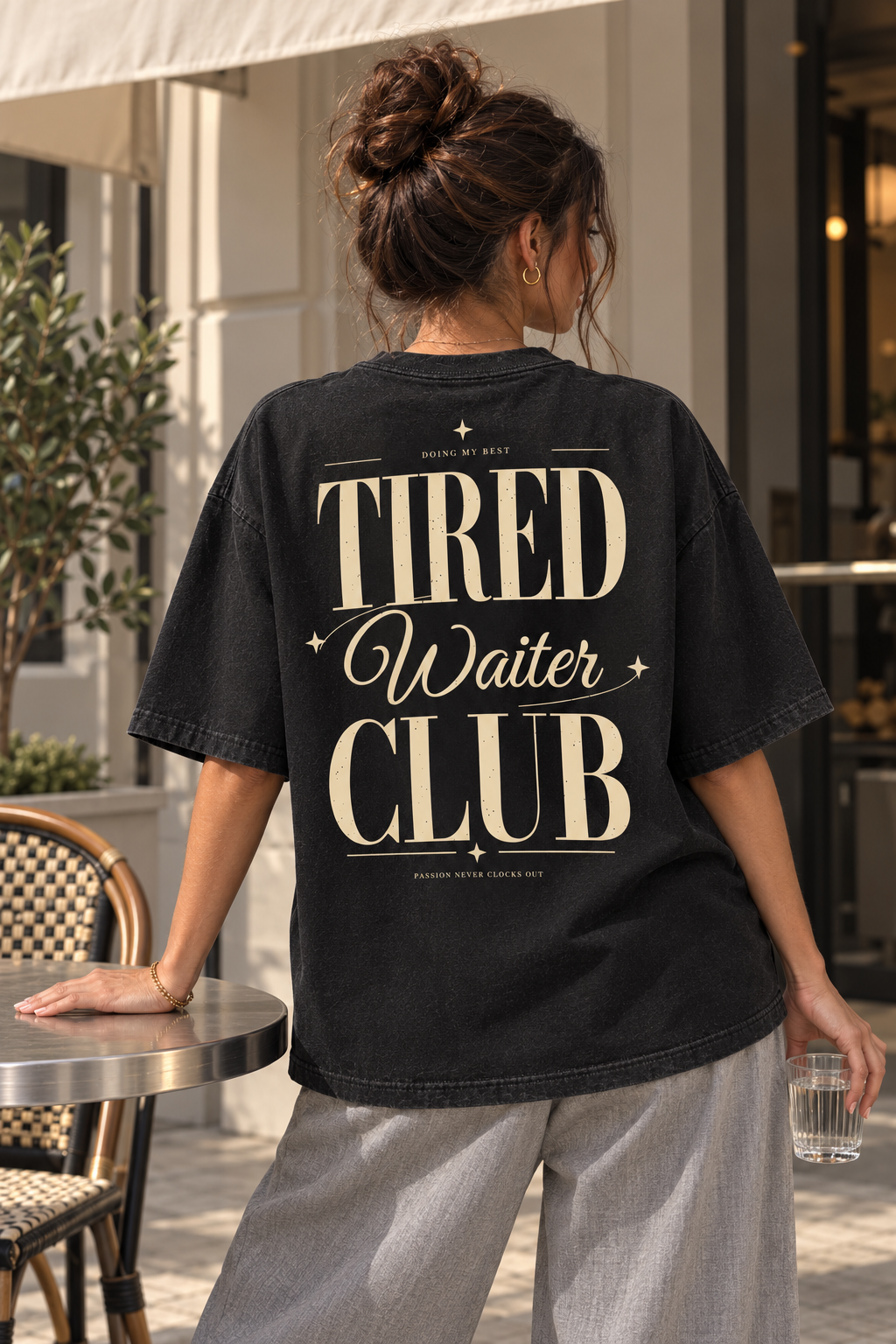 Tired Waiter Club — T-shirt porté de dos
