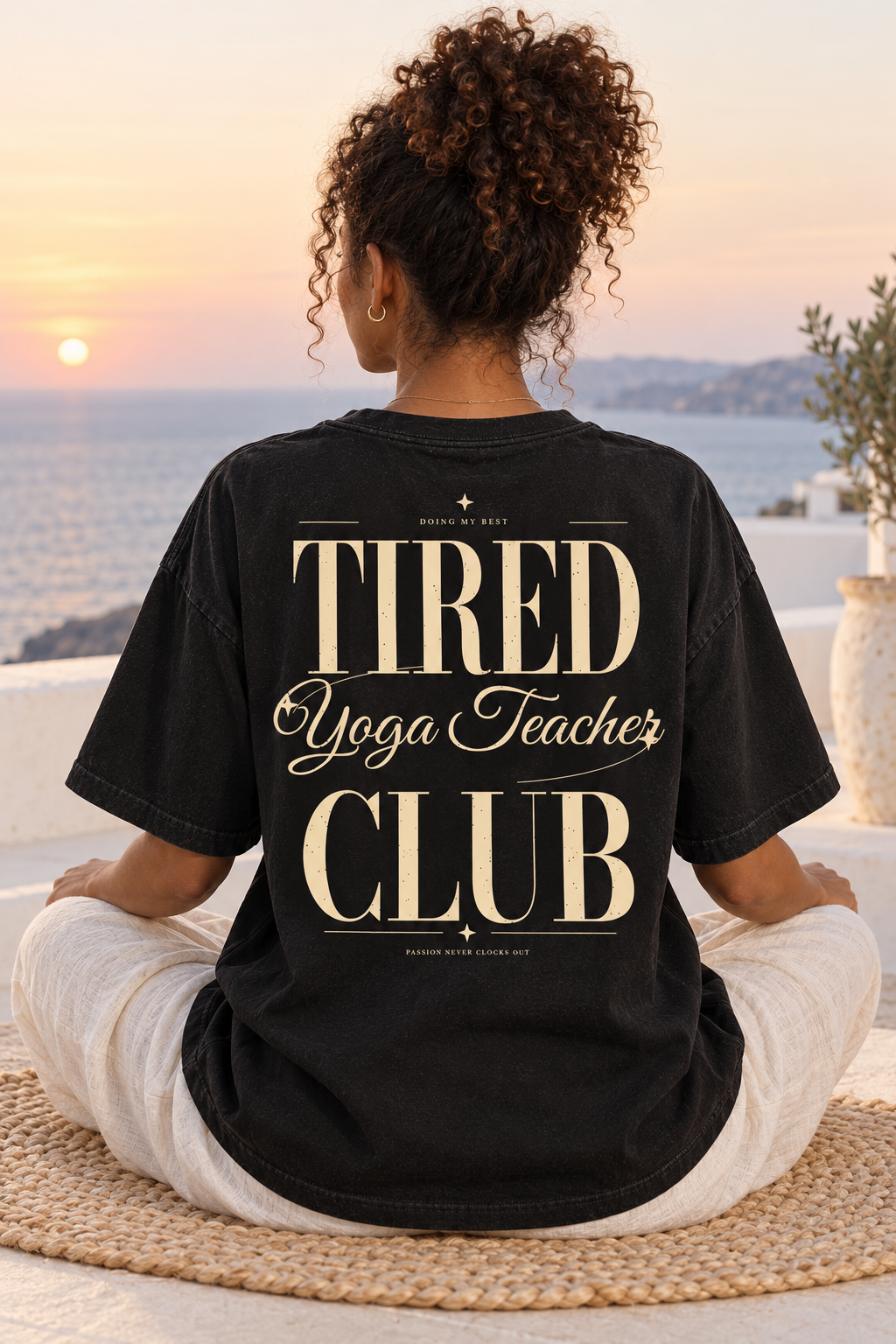 Tired Yoga Teacher Club — T-shirt porté de dos