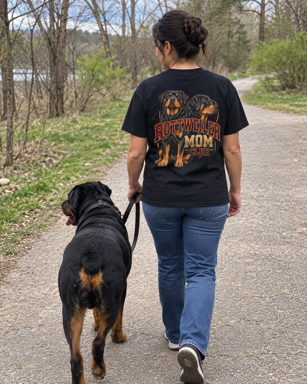 Rottweiler Mom Club - T-shirt — photo naturelle avec son chien