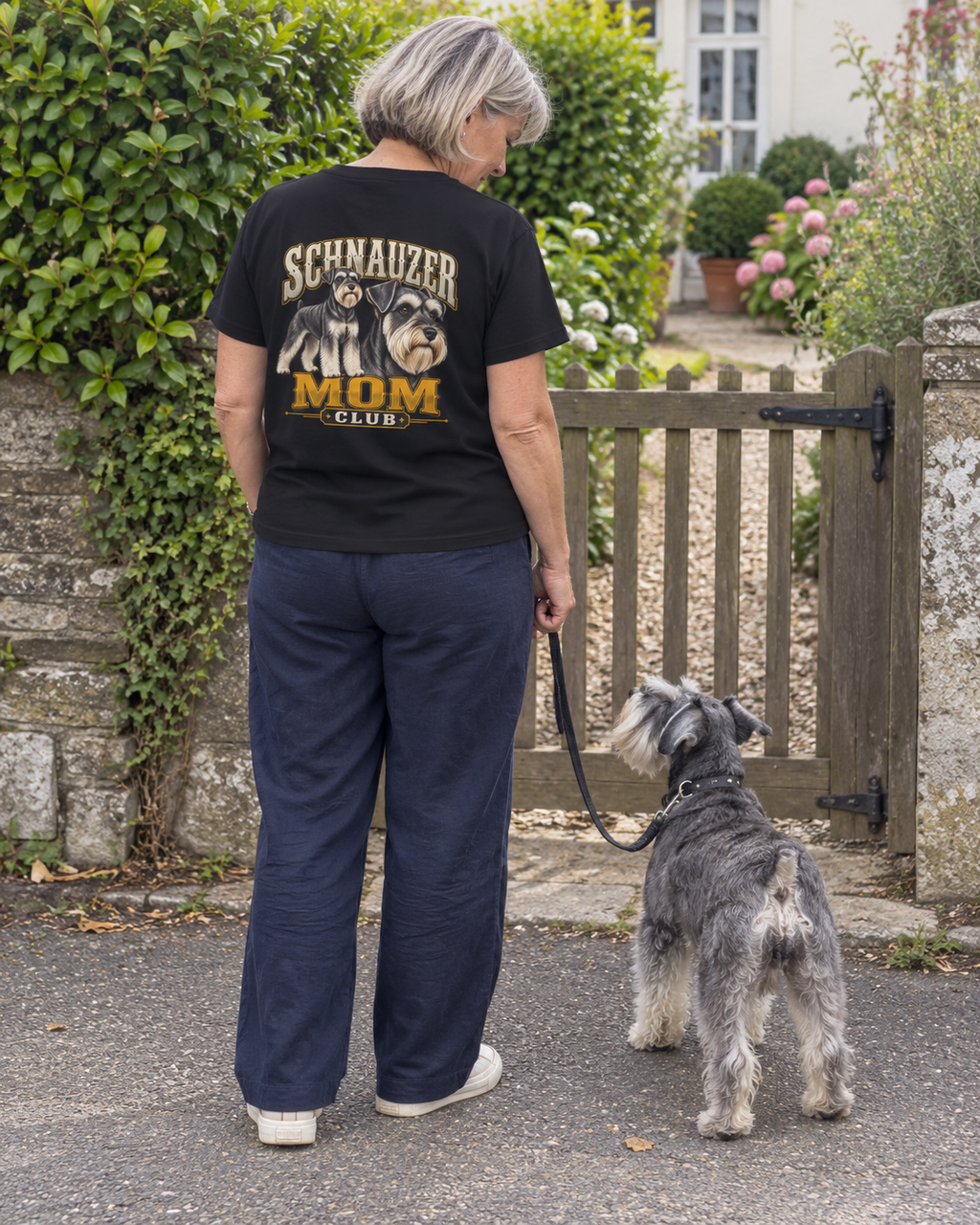 Schnauzer Mom Club - T-shirt — photo naturelle avec son chien