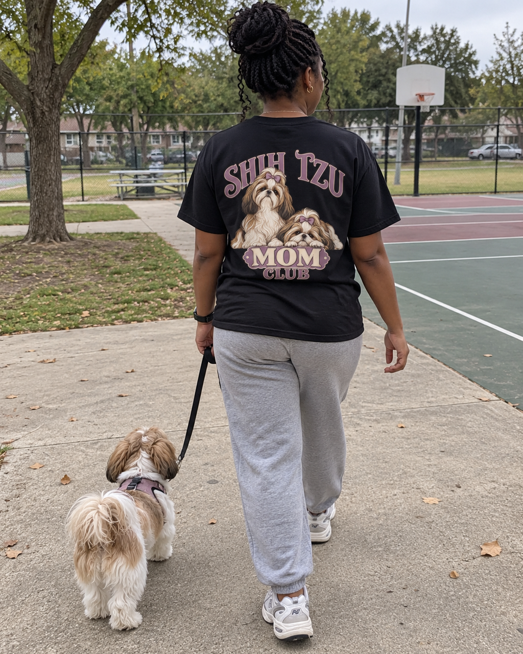 Shih Tzu Mom Club - T-shirt — photo naturelle avec son chien