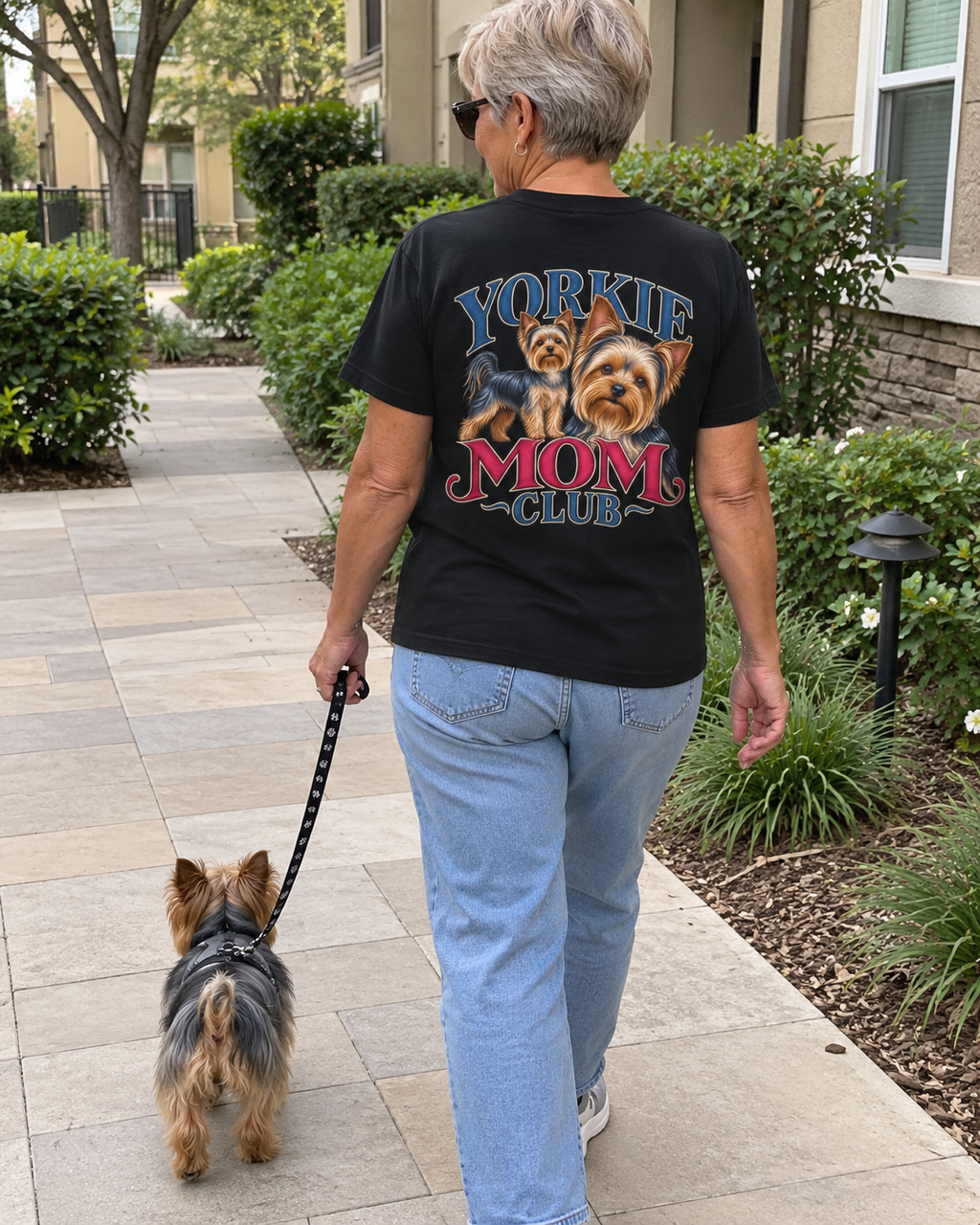 Yorkie Mom Club - T-shirt — photo naturelle avec son chien