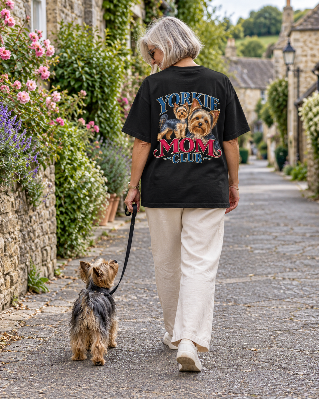 Yorkie Mom Club - T-shirt — photo naturelle avec son chien